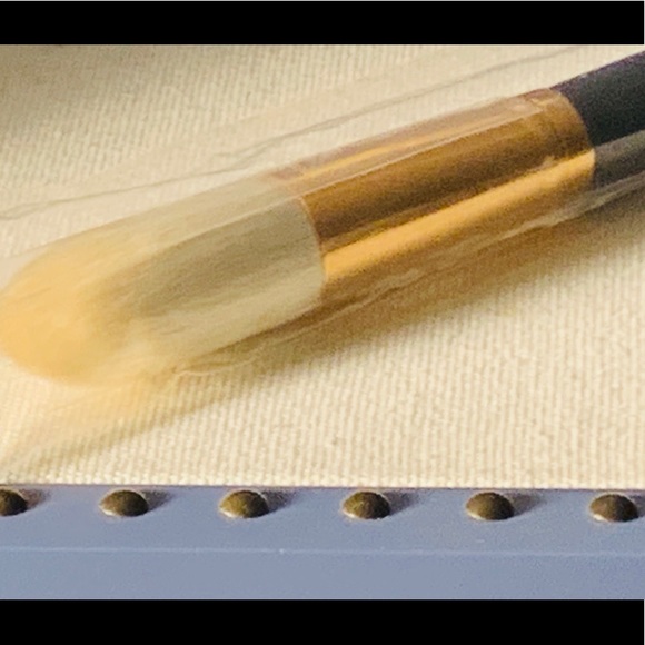 Morphe R1 Deluxe Pointed Powder Brush - Picture 4 of 5